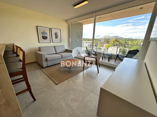 Apartamento En Venta , Piriápolis. 1 Cuadra De La Playa Y Rambla. Zona Residencial. Tercer Piso.