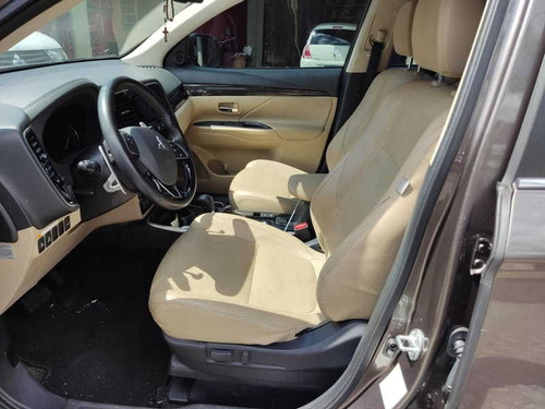 Imagem 4 de 15 de Mitsubishi Outlander 4x4-at 3.0 V-6 4p 2018