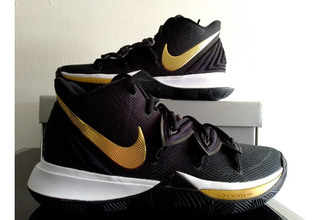 tenis nike negro con dorado futbol