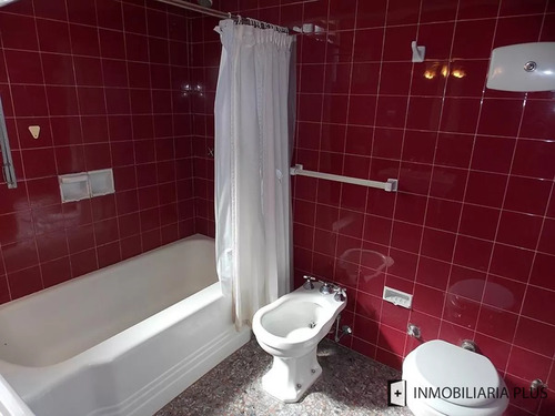 Alquiler De Casa Con Piscina De 400m2 Y 1200 M2 De Terreno 5 Dormitorios En Playa Mansa De Punta Del Este