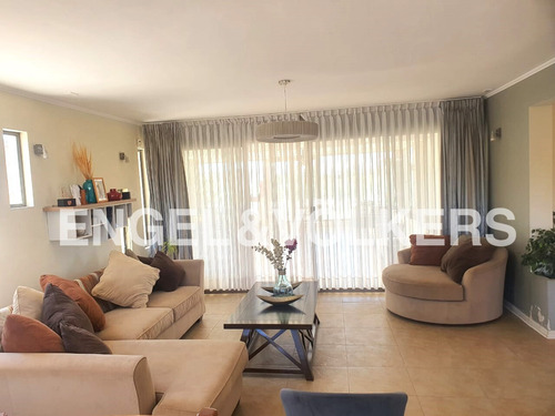 Exclusiva, Moderna Y Amplia Propiedad En Venta
