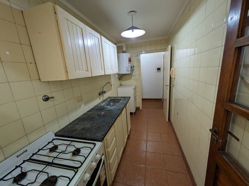 En Alquiler Departamento De 3 Ambientes Con Balcón Saliente. Barrio La Perla.
