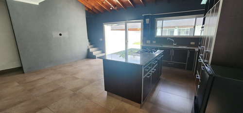 Dueño Vende!!! Casa 6 Ambientes Y 3 Baños, Moron.