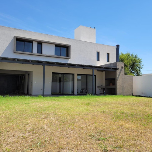 Imagen 1 de 16 de Vendo Casa A Estrenar 4 Dormitorios La Comarca De Villa Allende
