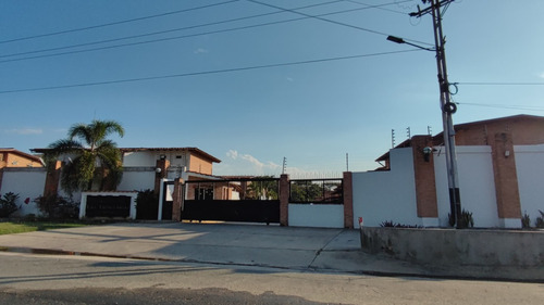 Se Vende Townhouse, En La Cumaca, Residencial Las Trinitarias. (vr)
