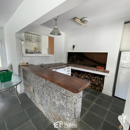 Imagen 10 de 13 de Venta - Destacable Departamento En Venta En Playa Mansa A Una Cuadra Del Mar. 4 Dormitorios En Suite.
