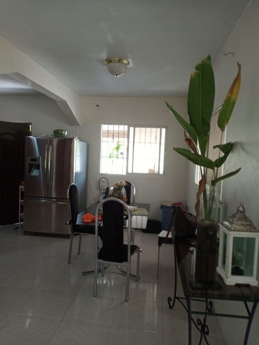 Vendo Enorme Casa De Dos Nivel En Santiago A Una Esquina De La Circunvalación Norte, República Dominicana