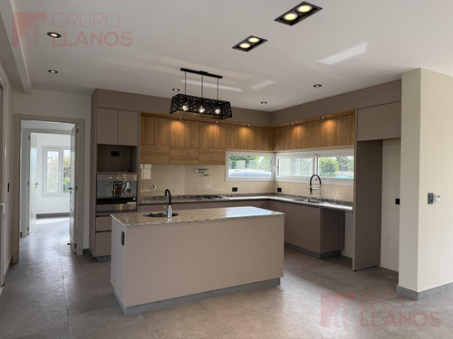 Venta De Casa 5 Ambientes En Everlinks, Lujan, Con Pileta Apta Crédito