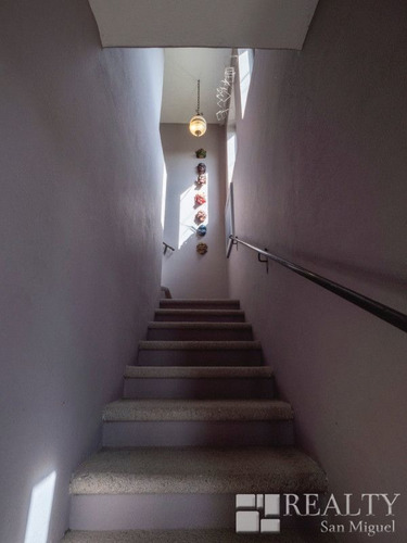 Imagen 9 de 23 de This Home Is Alive With Color, Light, And Artistic Details!