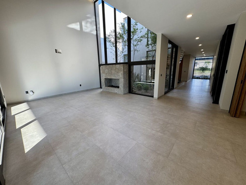 Residencia De Lujo Con Alberca, Área Verde Posterior- Altozano