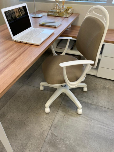 Silla de escritorio Diva ergonómica beige y blanca con tapizado de marathon