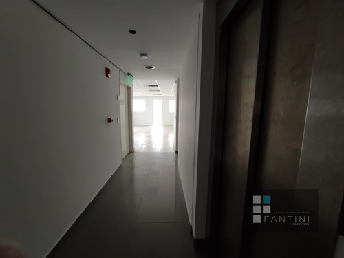 Oficina // 2 Bñs // Alberdi // Planta Libre // 70m2 // 1 Privado // Luminosa