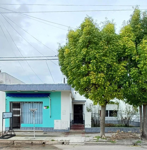 Casa En Venta - 2 Dormitorios 2 Baños - 249mts2 - Azul