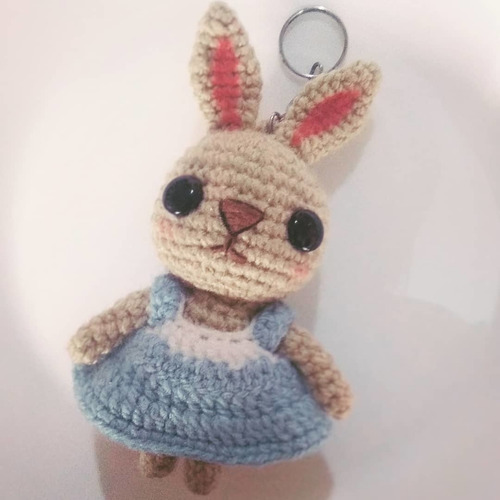 Imagen 2 de 7 de Hermosa Conejita Vestido Azul -amigurumi -crochet (llavero)