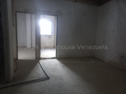 Townhouse Venta Obra Gris Con Pozo, Parrillera, Piscina Jardin Mañongo Naguanagua Carabobo L..eida Falcon Lf24-15518
