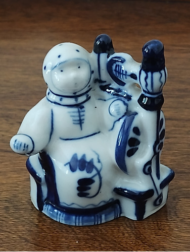 Figura Rusa De Porcelana Tejedora