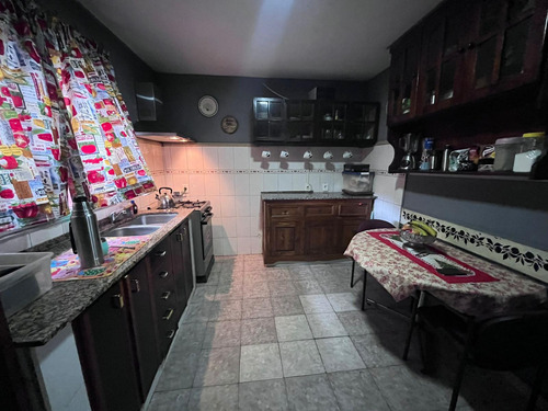 Vendo Casa 4 Dormitorios + Monoambiente, Con Garaje Y Gran Terreno 447 M2. Excelente Oportunidad La Teja
