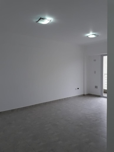 Dueño Directo Vende 2 Amplios Departamentos Con Vista Panorámica Y Cochera Cubierta. Apto Crédito. Excelente Ubicación En Moron A Pocas Cuadras Del Centro Comercial. Sin Comisión Inmobiliaria