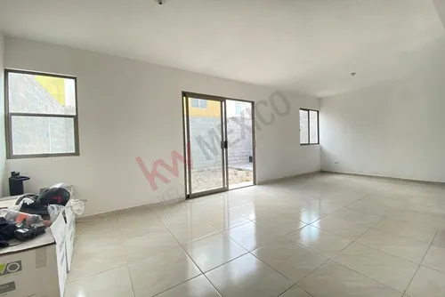 Casa Con Habitación En Planta Baja, Ubicada Al Oriente De Torreón.