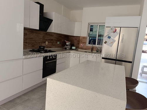 Townhouse Venta Concepto Abierto, Pozo De Agua, Piscina Y Area Social Para El Disfrute Familiar.el Rincon Valencia Carabobo Leida Falcon Lf25-158