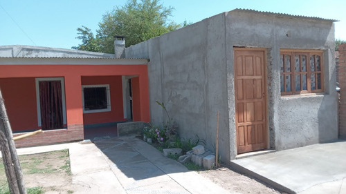 Hola Vendo Casa Tiene 5 Dormitorios.! Cocina Comedor.! Galería.! Lavadero . ! Un Local De 7x 3 Al Fondo Hay Dos Casa En Contrucion ! Una Esta Hasta El Encadenado Tiene Una Dormitorio . Cocina Come