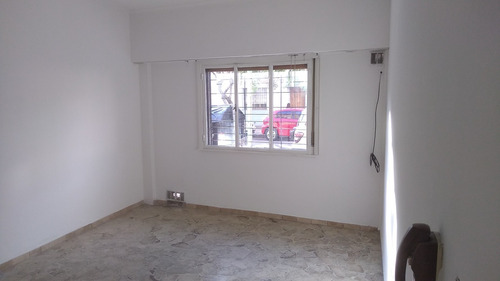 Imagen 2 de 14 de Departamento 3 Ambientes En Planta Baja **muy Bueno**
