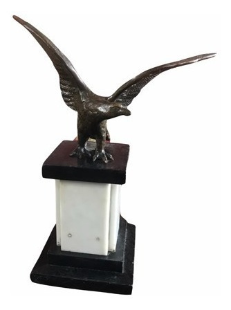 Escultura Águia Em Bronze Base Em Mármore Preto E Branco 