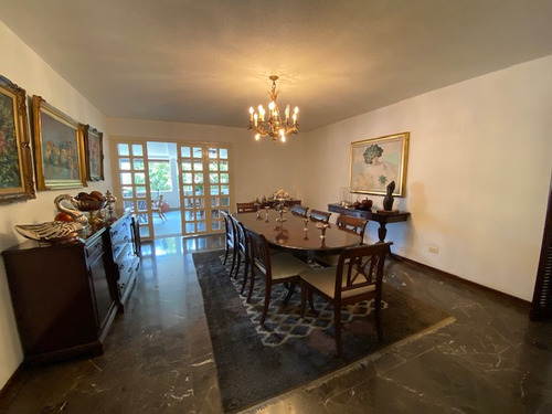 Se Vende Casa 630m2. 4h + S/5b + S/4p. Santa Paula.
