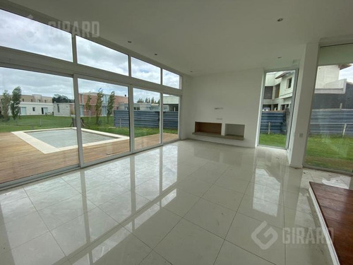 Imagen 3 de 30 de Excelente Casa Moderna En Exclusivo Barrio Rumenco.