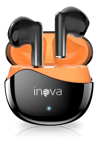 Par de fones de ouvido sem fio Inova TWS na cor preta dentro do estojo de carregamento aberto com interior laranja
