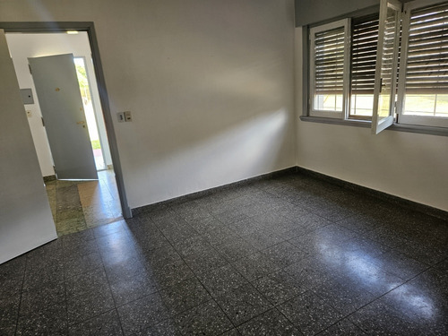 Excelente Ubicación Casa De 2 Plantas Importe Parque Jardín Al Frente Toma De Dpto Chico Como Parte De Pago