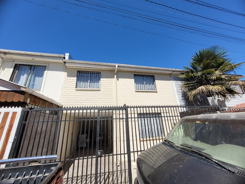 Casa Con Amplios Espacios, En Pasaje Cerrado