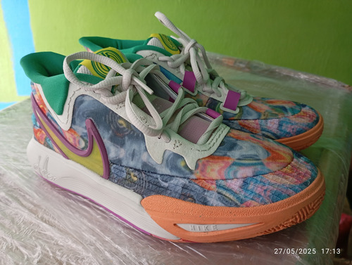 Nike Kyrie Irving 8 , #24.5 (Usado)