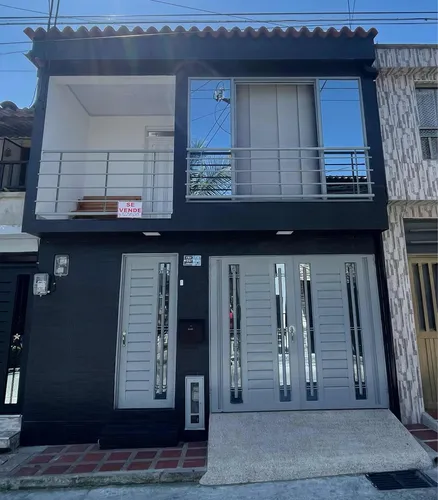 Casa De Dos Plantas Unifamiliar 2 Baños 3 Cuadros 2 Salas