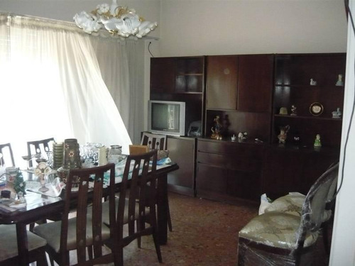 Venta En Block 2 Locales Comerciales + Piso De 4 Ambientes Con Cochera Cubierta