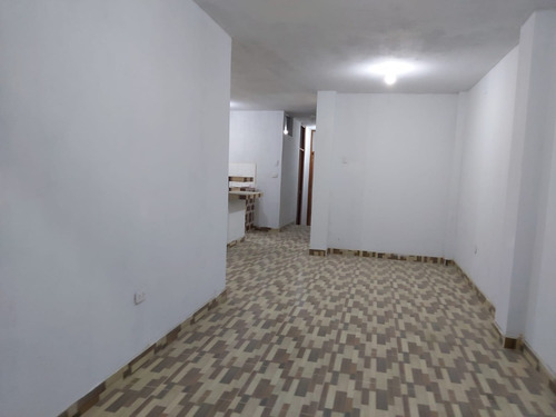 Alquilo Departamento Urb. Sta. Margarita 3ra. Et. (2do. Nivel) (ref. : A Una Cuadra De Maxi Bodega Av. Principal)