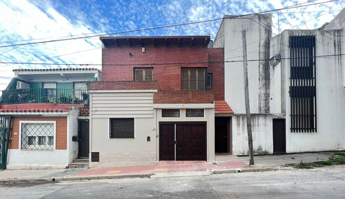 Casa En Venta En Barrio Observatorio - 2 Dormitorios Con Cochera-