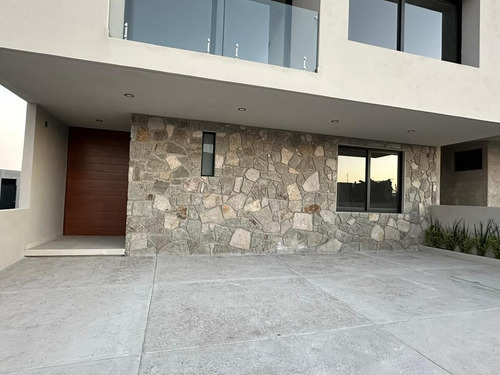 Se Vende Hermosa Residencia Con Diseño De Autor En Lomas De Juriquilla