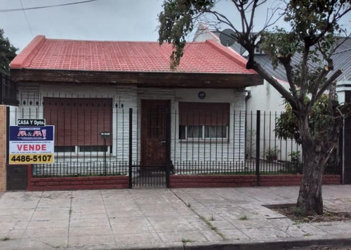 Casa Con Departamento En Venta En Isidro Casanova