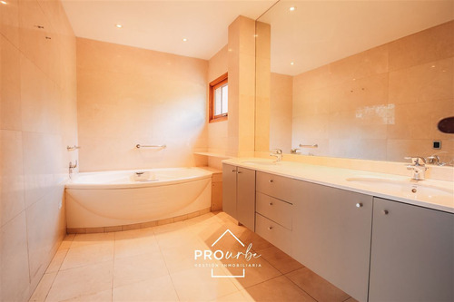Exclusivo Condominio De 3 Town Houses De Lujo Con Piscina