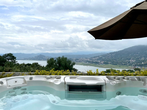 Excepcional Casa En Venta En Avándaro, Con Vista Al Lago.