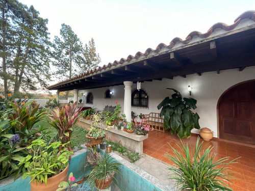 Amplia Y Confortable Casa En Venta, Ubicada En La Urbanización Exclusiva Club De Campo