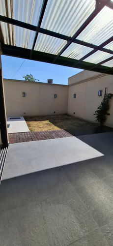Casa 3 Amb. En Alquiler Con Cochera, Pileta. Ramos Mejía
