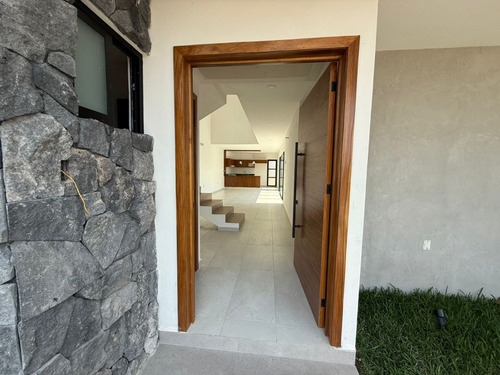 Estrena Casa Con Recámara En Planta Baja, Amplios Espacion 3 Recámaras Cada Una Con Baño. Casa Club Con Alberca.