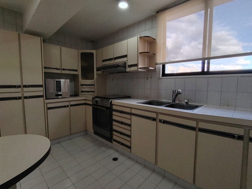 Se Alquila Amplio Y Cómodo Apartamento Con Excelente Ubicación En Urb. La Carlota. (13a)