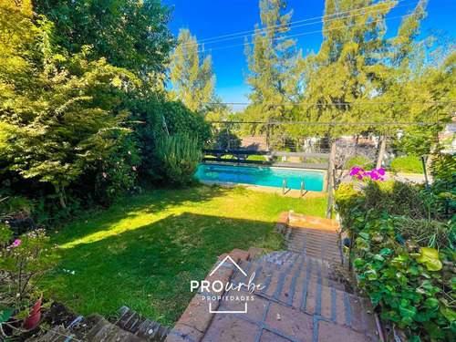 Venta Casa,los Dominicos Las Condes, 4 Dormitorios, Piscina.