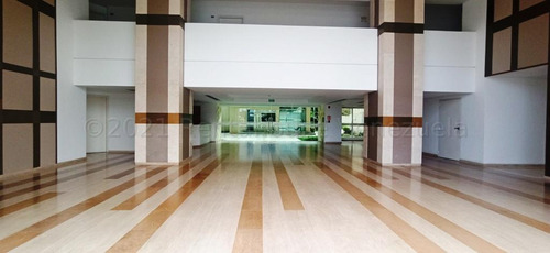 Ss: Vende Apartamento 23-15207 En Lomas De Las Mercedes De 205 M2, 3h/4b/4pe