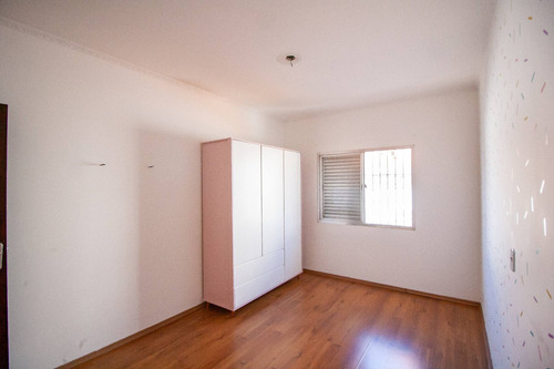 Imagem 19 de 28 de Excelente Casa 250m², 3 Dormitórios, 1 Suíte, 4 Banheiros No Total, Churrasqueira, Portão Eletrônico E Quintal. - Sp - So0942_sales