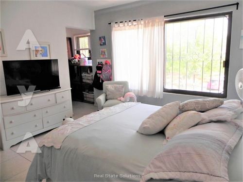 Casa En Venta, 3 Recámaras, 3 Niveles, Cuarto Servicio, Sm 43, Cancún