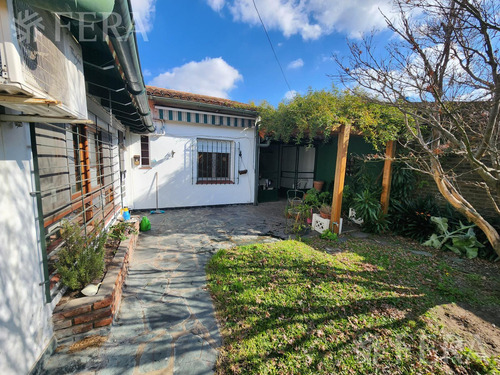 Venta De Casa De 3 Ambientes Con Cochera Y Quincho En Quilmes Oeste